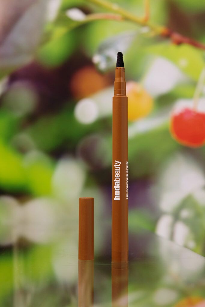 Стойкий карандаш - тинт для губ huda beauty Lip Contour Lip Stain for 12-Hour Wear [Toasty Brown] 1ml