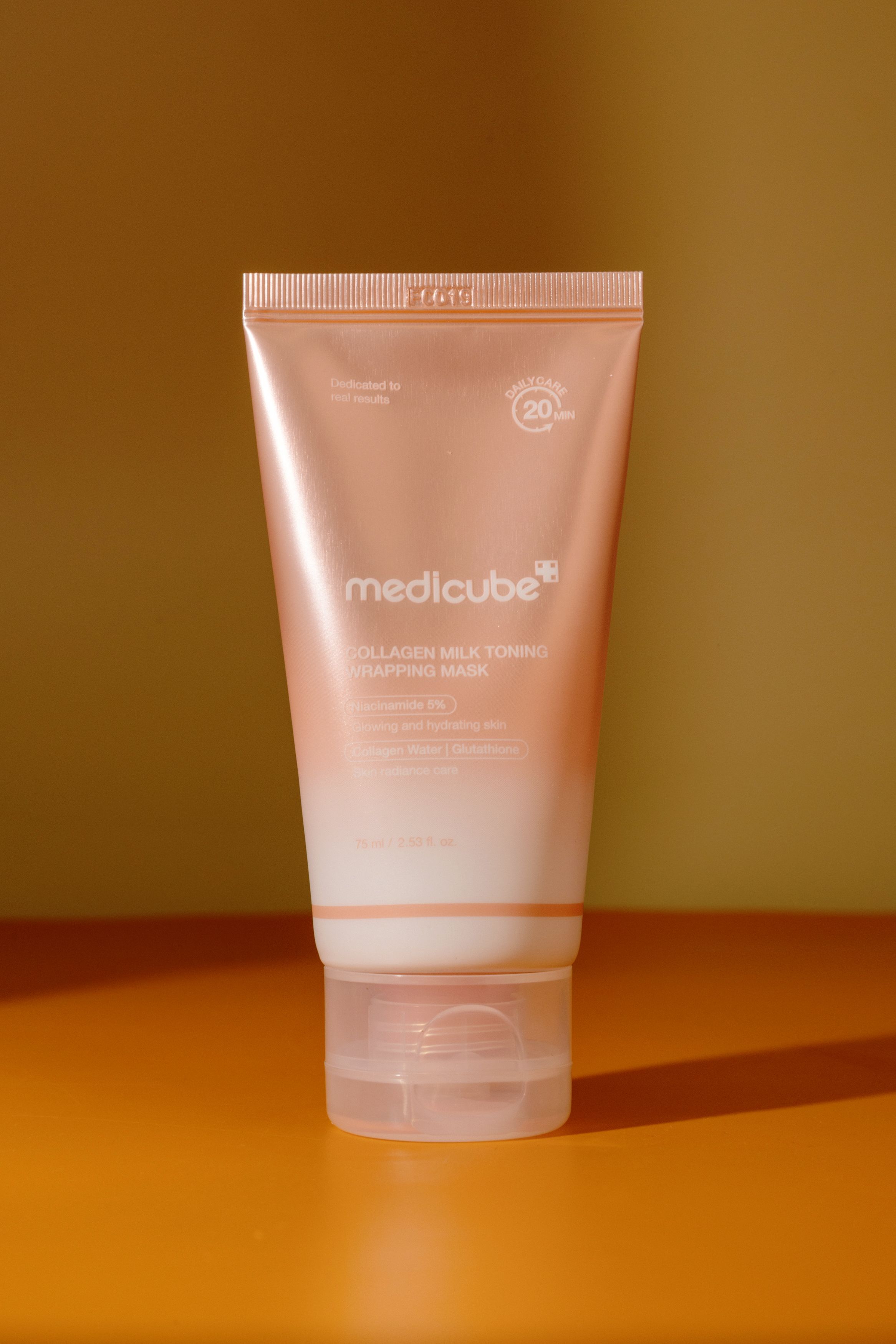 

Маска-плёнка с коллагеном и ниацинамидом medicube Collagen Milk Toning Wrapping Mask 75мл