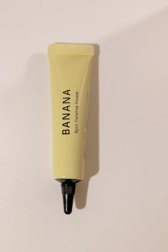 Уходовый крем - корректор для лица с желтым оттенком SHAISHAISHAI Banana Spot Calming Cream Yellow 15ml