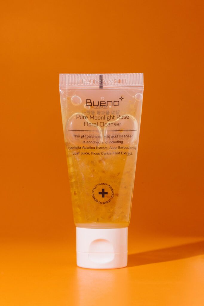 Успокаивающее и очиющее средство с лепестками роз для умывания Bueno Pure Moonlight Rose Floral Cleanser 30ml