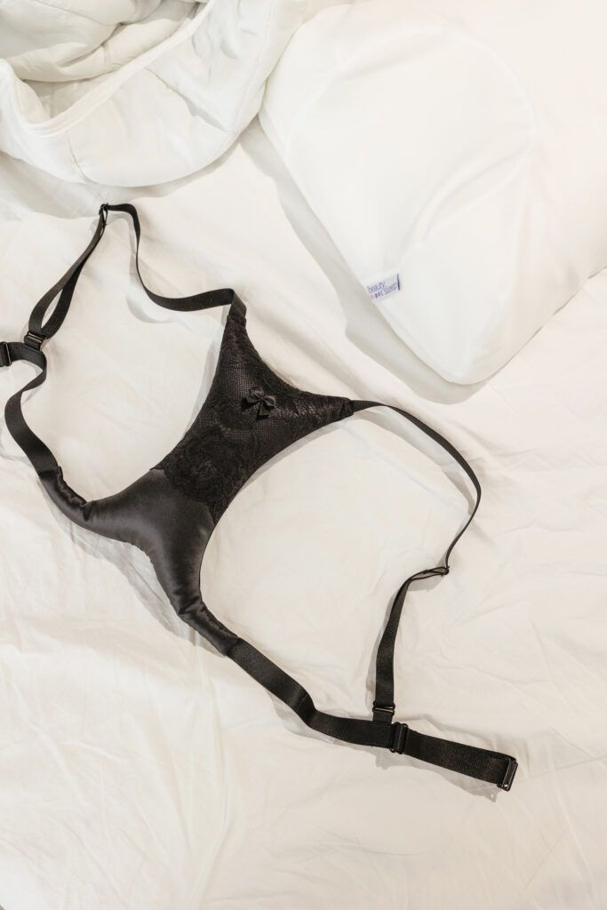 Подушка для зоны декольте против заломов и морщин цвет глубокий черный Beauty Sleep