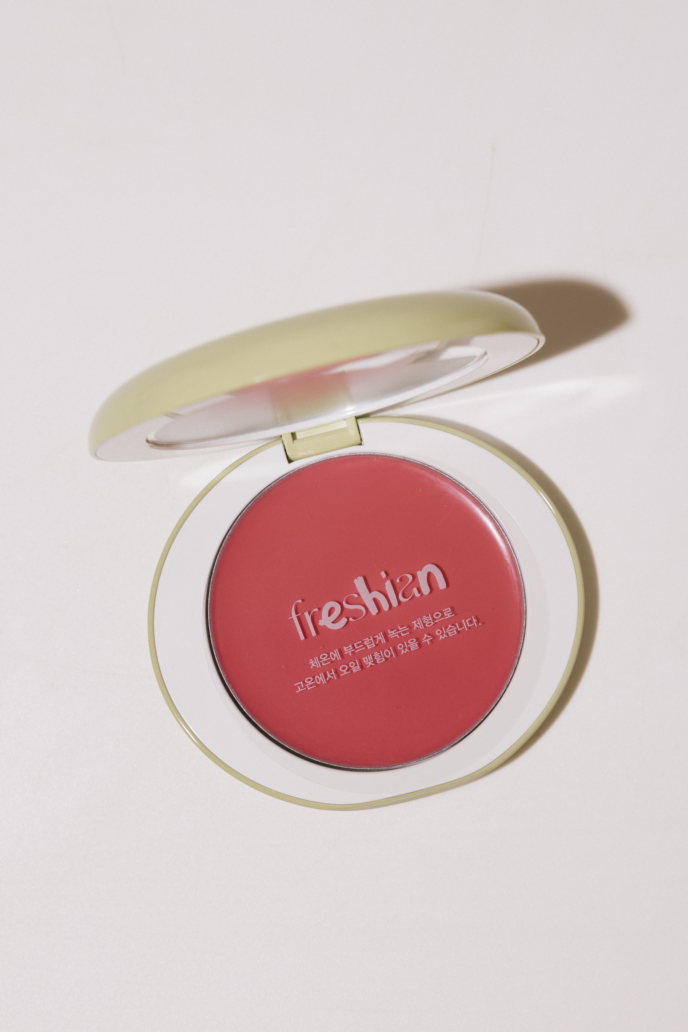 

Глянцевый бальзам для губ и щек [09 Lychee] Freshian Egg Like Cream Blush Vegan 6,5g