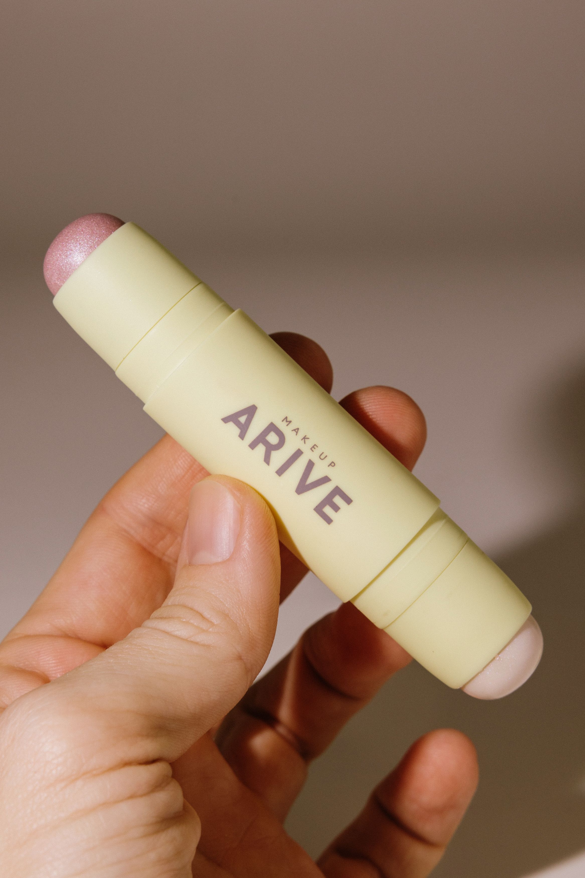 Двойной стик-хайлайтер Arive makeup Duo Highlighter Stick Soft Matte&Dewy [06 Quartz] 10,8g 