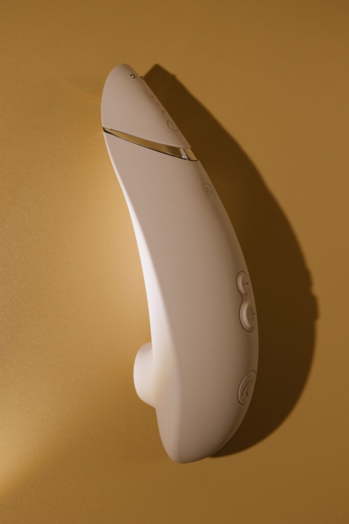 Бесконтактный клиторальный стимулятор серый Womanizer Premium 2