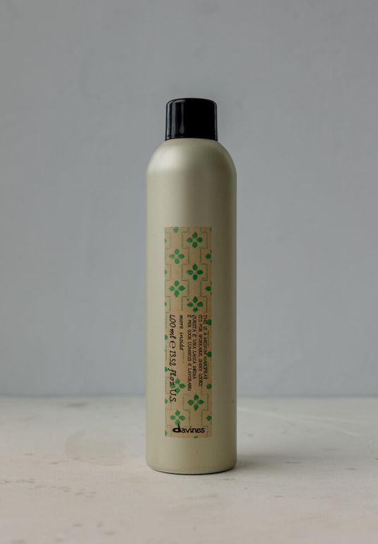 Лак средней фиксации для эластичного глянцевого стайлинга DAVINES More Inside Medium Hold Hairspray 400ml