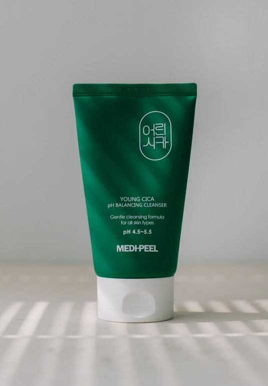 Успокаивающая пенка на основе центеллы азиатской MEDI-PEEL Young Cica pH Balancing Cleanser 120ml