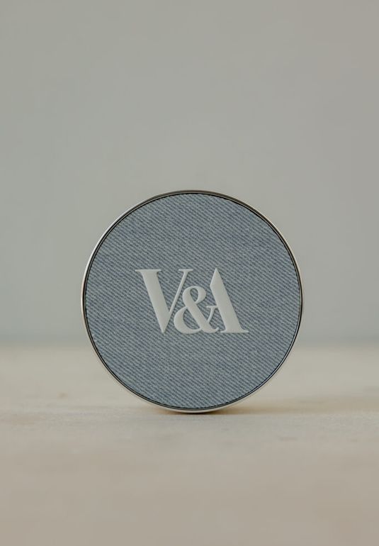 Кушон со стойким покрытием Матовый [01 Светлая слоновая кость] (Джинсовая версия) V&A Long-Wear Cushion Foundation Matte [01 Fair Ivory]15g (Denim Edition)