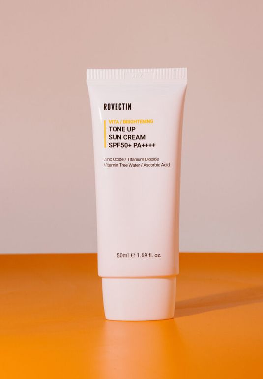 Солнцезащитный, витаминный крем ROVECTIN Vita Brightening Tone Up Sun Cream SPF50+PA++++ 50ml