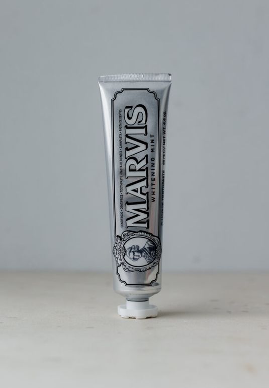 Отбеливающая зубная паста "Мята" MARVIS Whitening Mint 85 ml