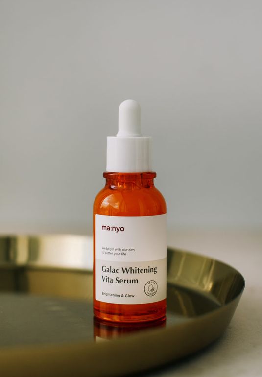 Мультивитаминная сыворотка для уставшей, тусклой кожи Manyo Galac Whitening Vita Serum 50 ml