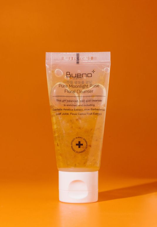 Успокаивающее и очищающее средство с лепестками роз для умывания Bueno Pure Moonlight Rose Floral Cleanser 30ml