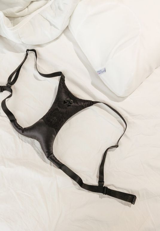 Подушка для зоны декольте против заломов и морщин цвет глубокий черный Beauty Sleep