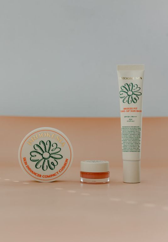 Лимитированный набор BROOKESIA Golden Kit 02 (Тонирующая солнцезащитная база-праймер 45ml +Кушон [02 Мягко-Розовый] 12g + Бальзам-маска для губ 9g) 