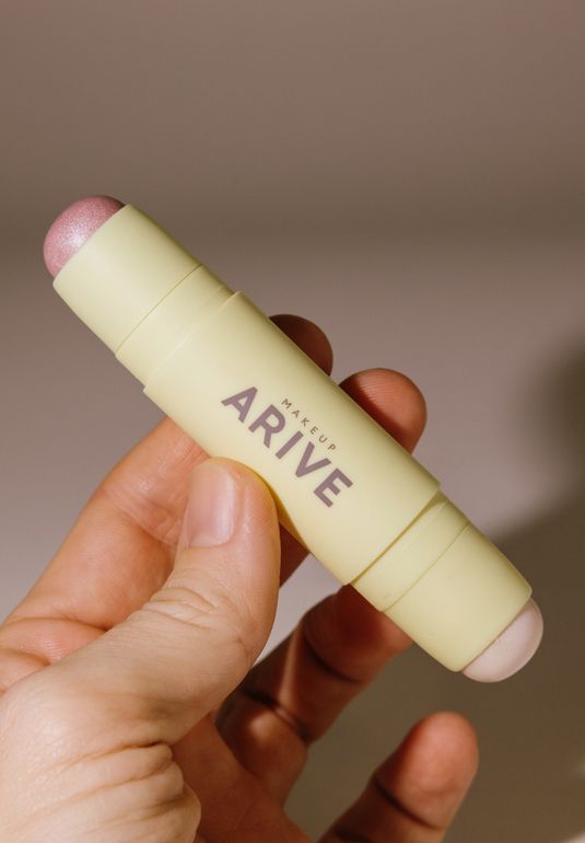 Двойной стик-хайлайтер Arive makeup Duo Highlighter Stick Soft Matte&Dewy [06 Quartz] 10,8g 