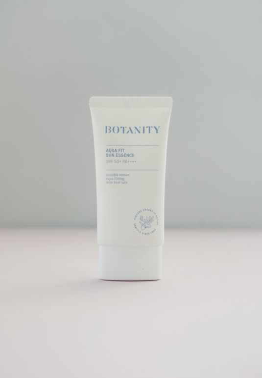 Солнцезащитная, ультра-лёгкая эссенция на основе фотостабильных химических BOTANITY Aqua Fit Sun Essence 50ml