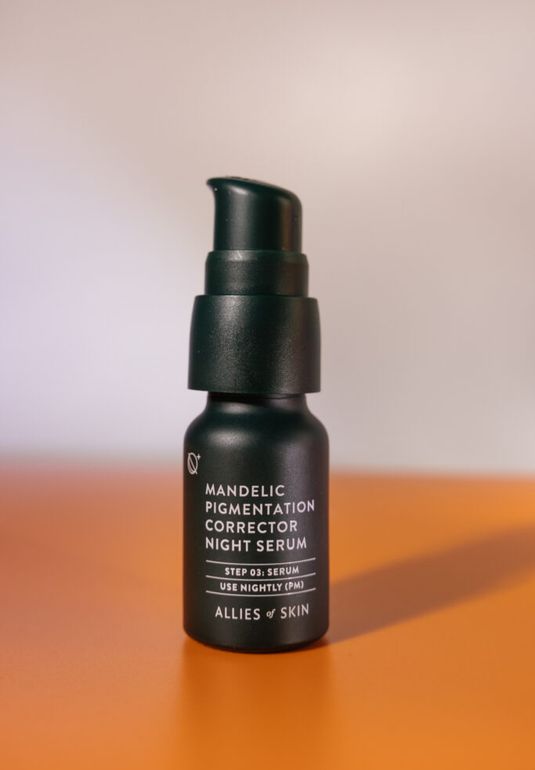 Обновляющая ночная сыворотка с миндальной кислотой против пигментации ALLIES OF SKIN Mandelic Pigmentation Corrector Night Serum 8 ml