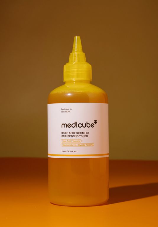 Тонер с койевой кислотой и куркумой medicube Kojic Acid Turmeric Resurfacing Toner 250ml