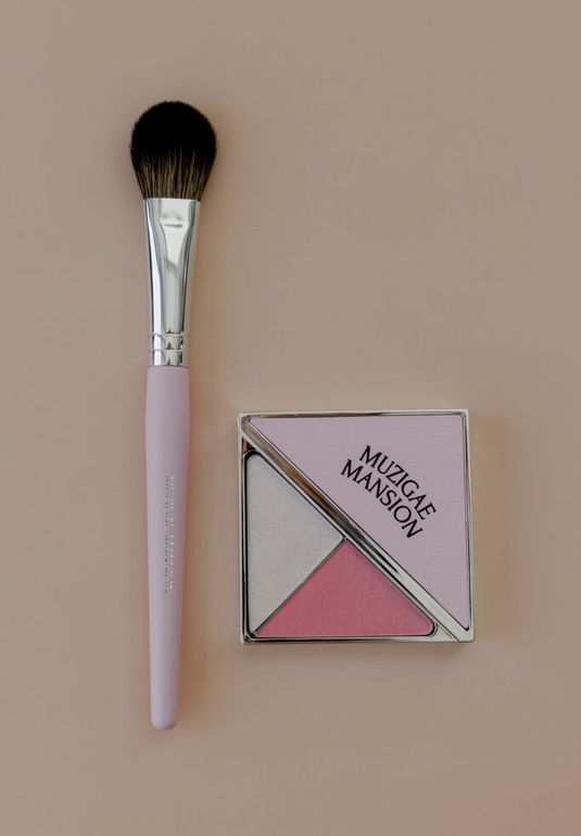 Лимитированный набор 001 Чистый Розовый Румяна & Хайлайтер с кистью для нанесения MUZIGAE MANSION Dual Cheek Beam 001 Pure Pink Blush & Highligter Brush