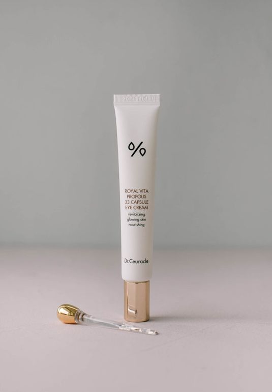 Микрокапсульный увлажняющий крем в комплекте с массажером для снятия отечности Dr. Ceuracle Royal Vita Propolis 33 Eye Cream 20ml
