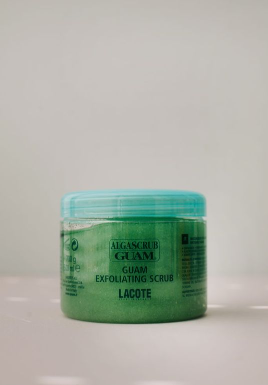 Увлажняющий скраб на основе морской соли и уникального комплекса водорослей GUAM ALGASCRUB Скраб для тела 700g