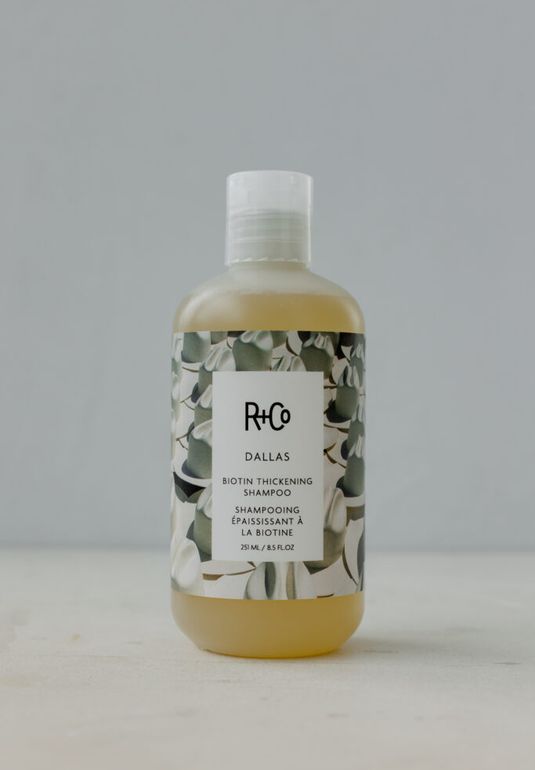 ДАЛЛАС шампунь с биотином для объема R+Co DALLAS Biotin Thickening Shampoo 251ml