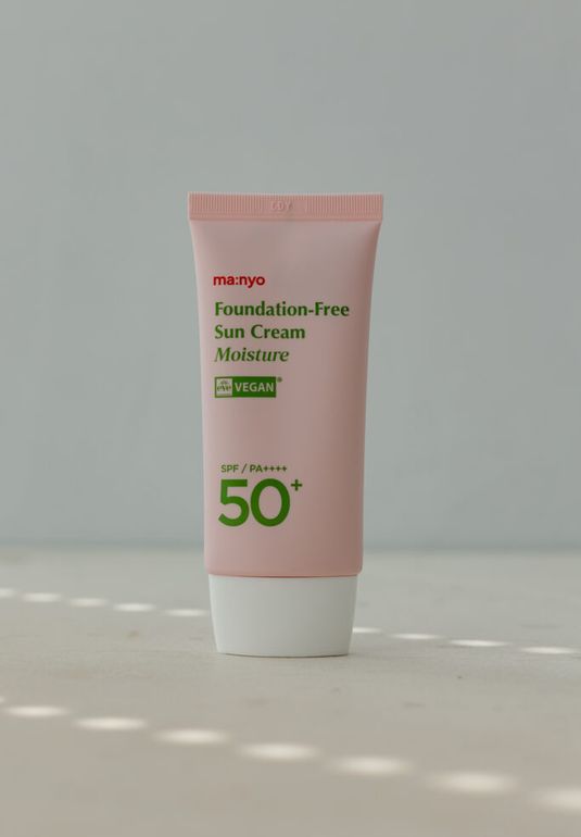 Тонирующий санскрин на физических фильтрах Manyo Foundation-Free Sun Cream SPF50+ PA++++ Moisture 50ml