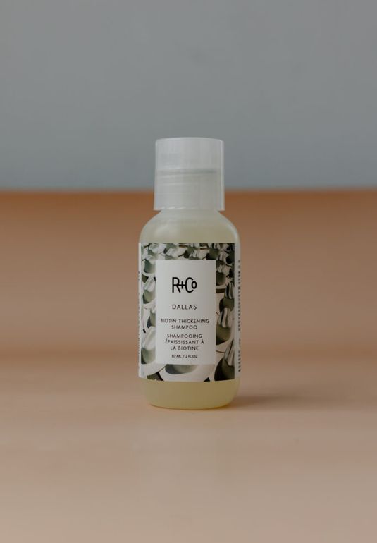 ДАЛЛАС Шампунь с биотином для объема R+Co DALLAS Biotin Thickening Shampoo (travel) 60ml