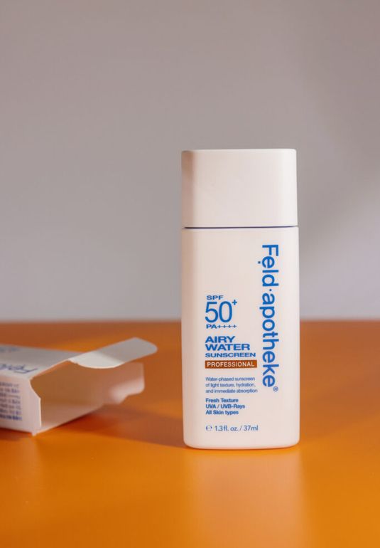 Солнцезащитный крем с идеальным прилеганием к коже FELD APOTHEKE Airy Water Sunscreen Professional SPF50+ PA++++ 37ml
