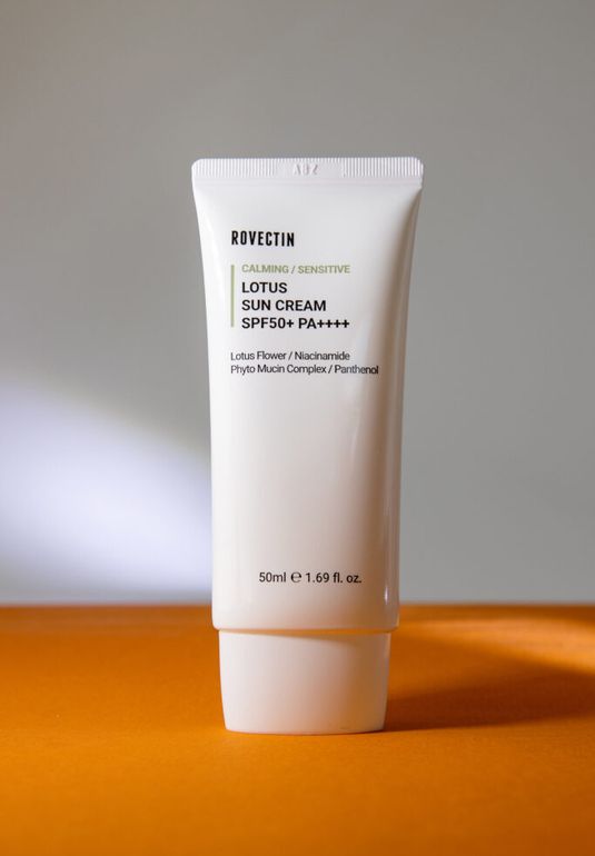 Успокаивающий солнцезащитный крем на основе современных химических фильтров ROVECTIN Calming Lotus Sun Cream SPF+ PA++++ 50ml