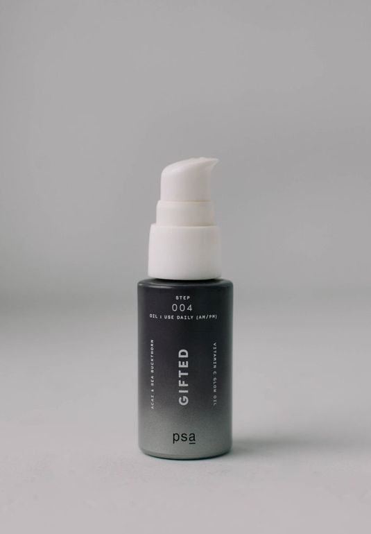 Сыворотка с содержанием витаминов С и Е, а также полезных «суперфудов» PSA GIFTED: Acai and Sea Buckthorn Vitamin C Glow Oil 15ml