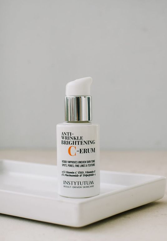 Концентрированная сыворотка на основе 15% стабильной формы витамина С и 3% ниацинамида INSTYTUTUM Anti-Wrinkle Brightening C-erum 30ml