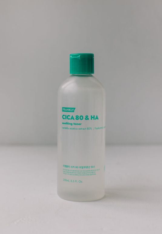 Успокаивающий тонер с центеллой Frankly Cica 80% & Hyaluronic Acid Toner 250ml