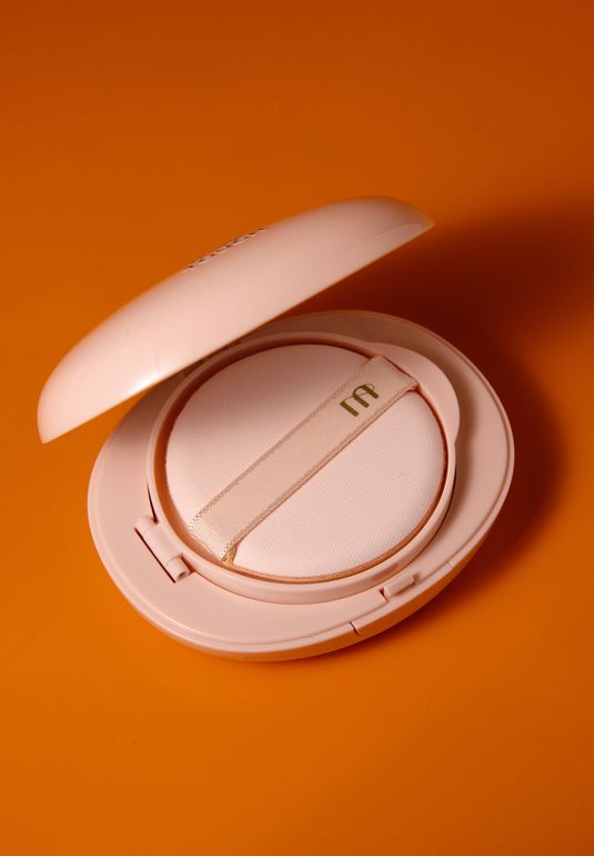 Компактное тональное средство с сияющим финишем [23W Vanilla Beige] milktouch All-day Skin Fit Milky Glow Cushion 15г