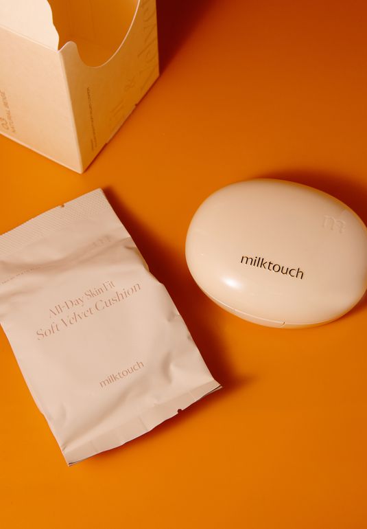 Компактное тональное средство с вельветовым финишем [03 Natural Beige] milktouch All-Day Skin Fit Soft Velvet Cushion 14г+14г