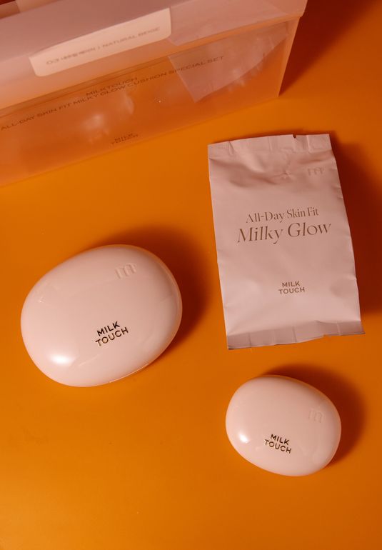 Компактное тональное средство с сияющим финишем [03 Natural Beige] milktouch All-day Skin Fit Milky Glow Cushion 15г+15г+3г