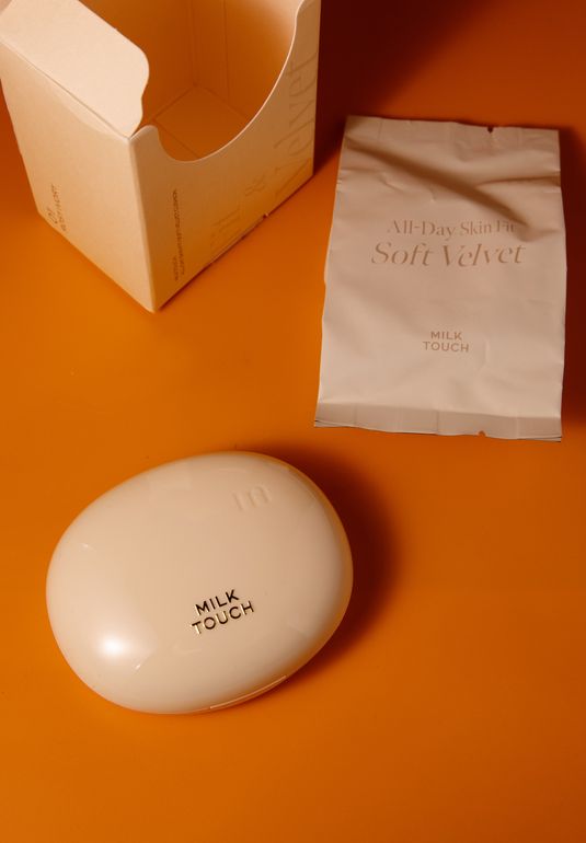 Компактное тональное средство с вельветовым финишем [01 Rosy Ivory] milktouch All-Day Skin Fit Soft Velvet Cushion 14г+14г