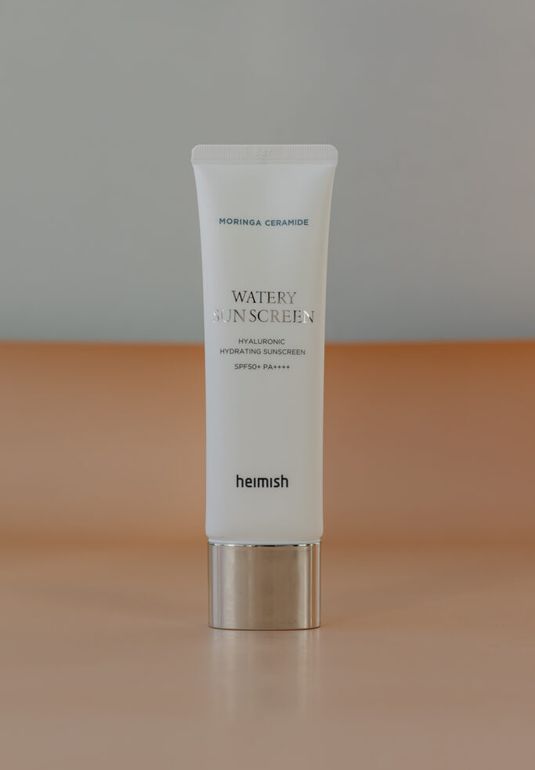 Солнцезащитный крем-эссенция HEIMISH Moringa Ceramide Hyaluronic Acid Hydrating Watery Sunscreen 50ml