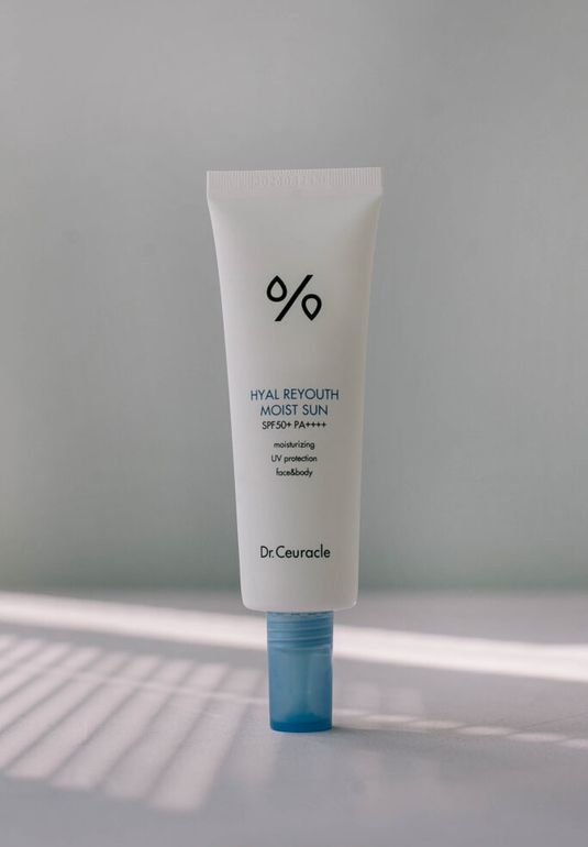 Солнцезащитный крем-гель на основе стабильных химических фильтров нового поколения Dr. Ceuracle Hyal Reyouth Moist Sun SPF50+ PA++++ 50ml