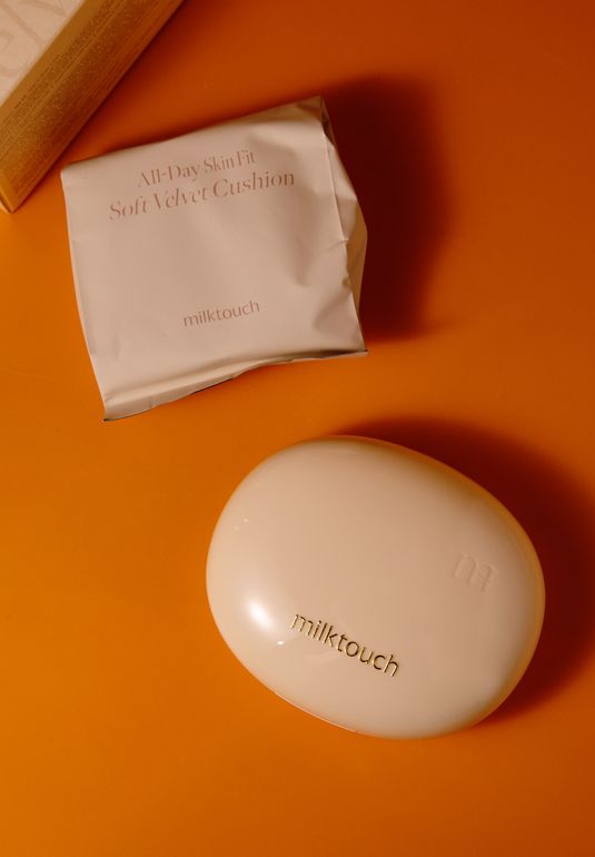Компактное тональное средство с вельветовым финишем [02 Vanilla Ivory] milktouch All-Day Skin Fit Soft Velvet Cushion 14г+14г