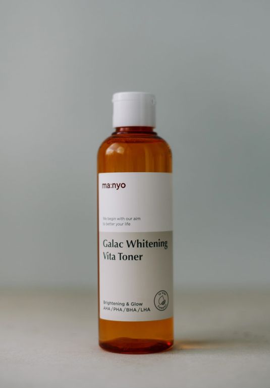 Мультивитаминный тонер для уставшей, тусклой кожи Manyo Galac Whitening Vita Toner 210ml