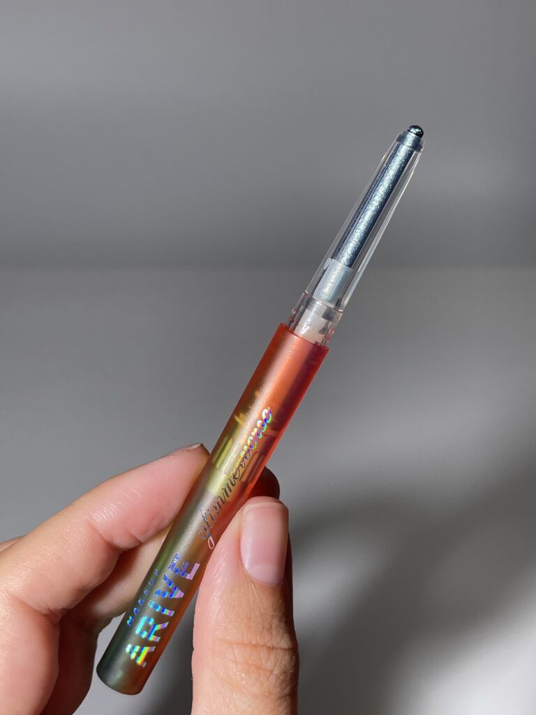 Стойкий карандаш-хамелеон для глаз Arive Makeup Glimmerverse Fairy Wand Multichrome Eye [02 Moon Lustre] 0,2g