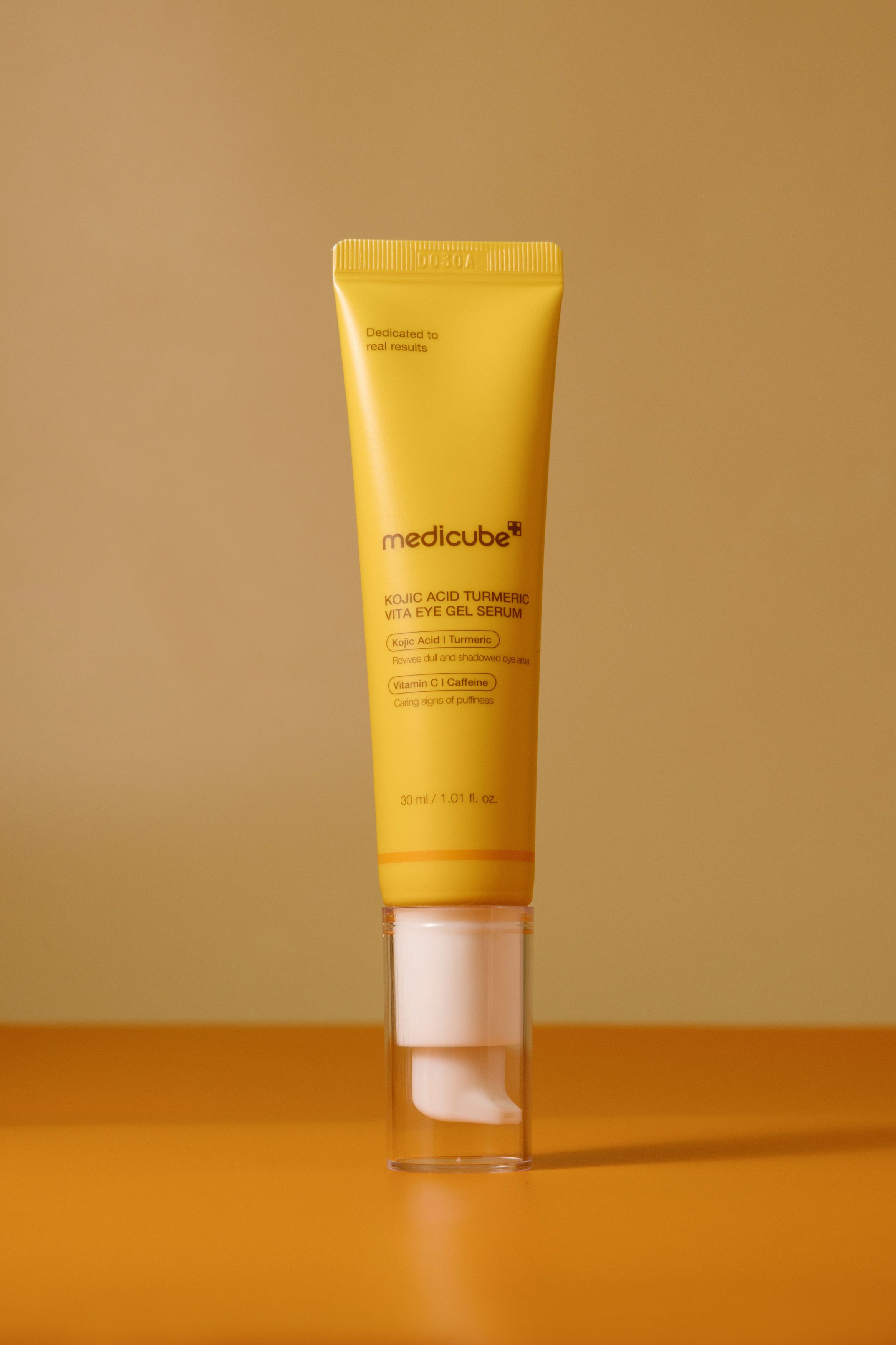 

Сыворотка для кожи вокруг глаз с койевой кислотой medicube Kojic Acid Turmeric Vita Eye Gel Serum 30мл