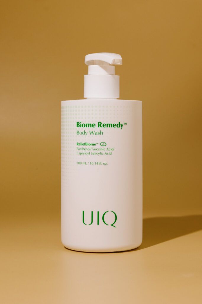 Мягкий обновляющий гель для душа с постбиотиками и LHA-кислотой UIQ Biome Remedy Body Wash 300ml