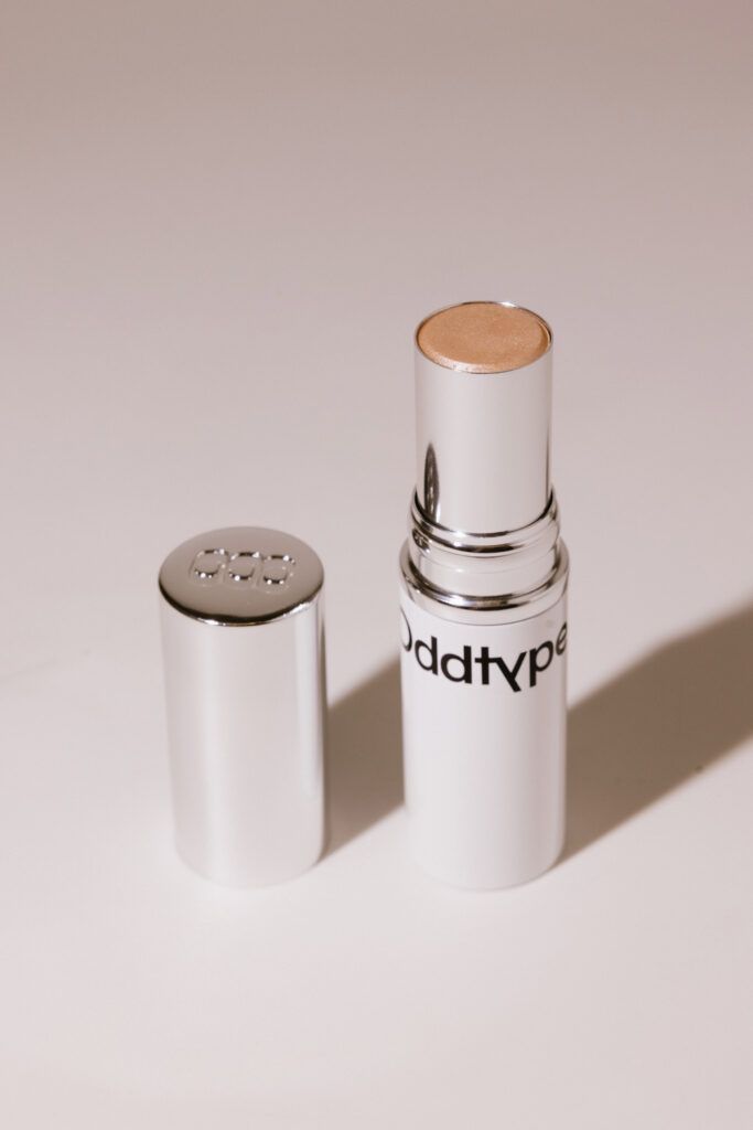 Хайлайтер с нежным сияющим финишем ODDTYPE Unveiled Skin Highlighter [391 Shell] 11g