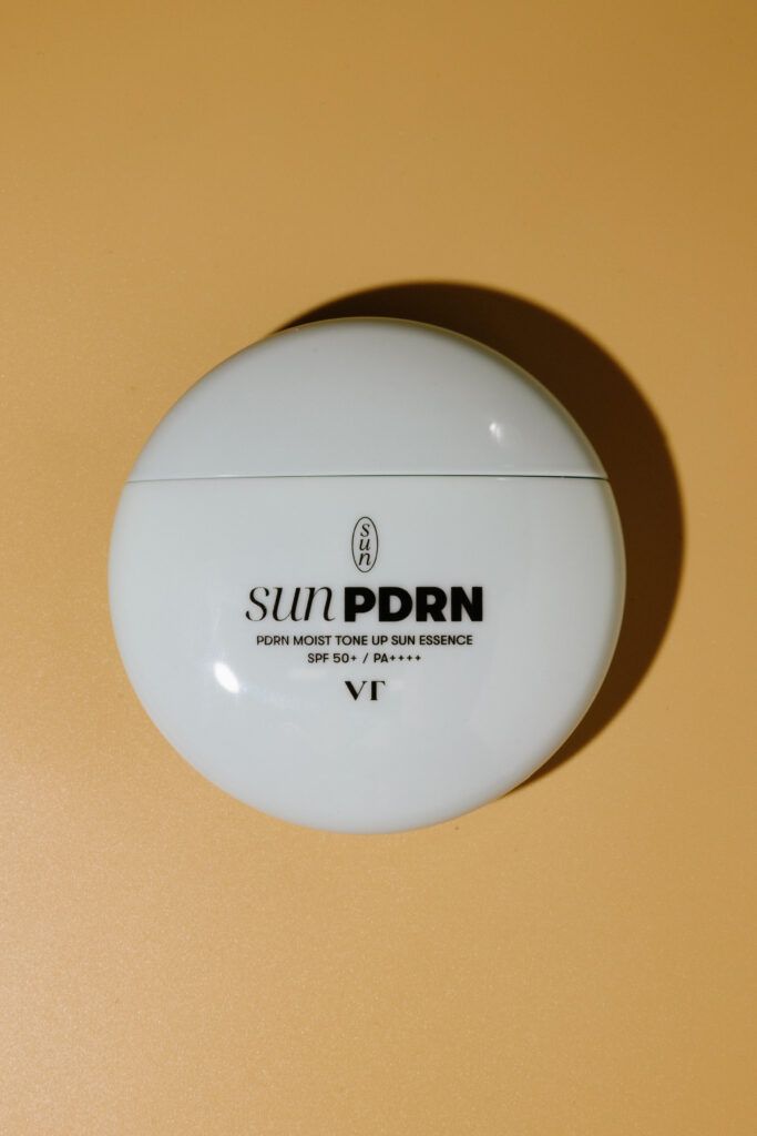 Антивозрастная солнцезащитная эссенция VT PDRN Moist Tone Up Sun Essence SPF50+ PA++++