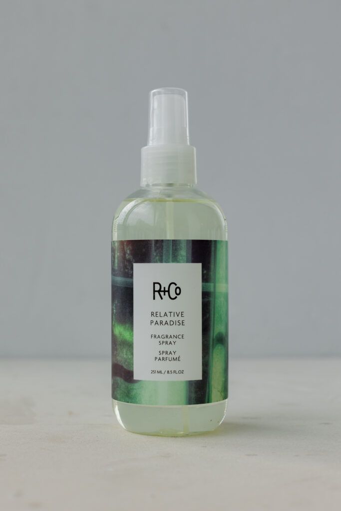 

ПОХОЖИЙ НА РАЙ ароматизированный спрей R+Co RELATIVE PARADISE Fragrance Spray 251ml