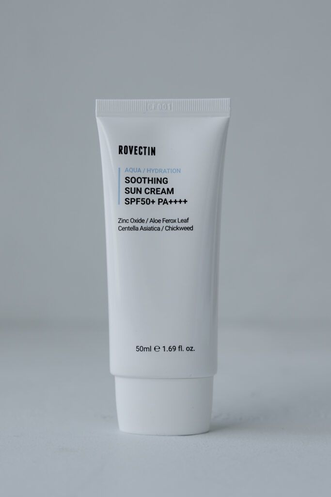 Успокаивающий солнцезащитный крем ROVECTIN Aqua Soothing Sun Cream SPF50+ PA++++ 50ml