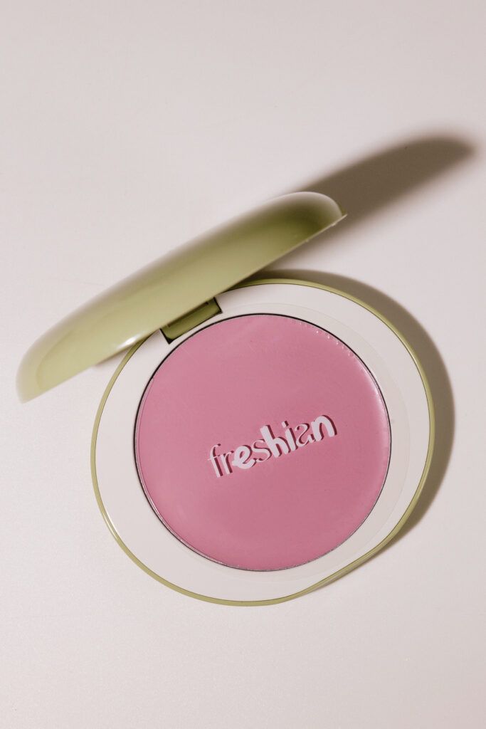 Нежные кремовые румяна [04 Mischievous] Freshian Egg Like Cream Blush Vegan 6,5g