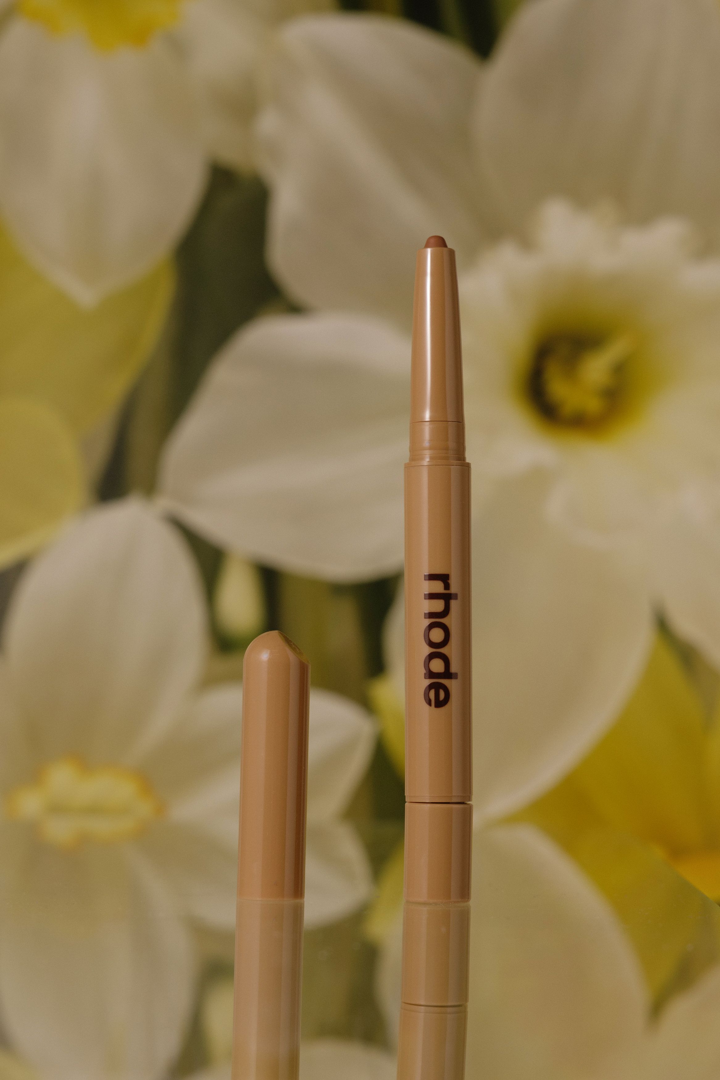 

Контурирующий бальзам для губ Rhode Peptide Lip Shape [Twist] 0,75г