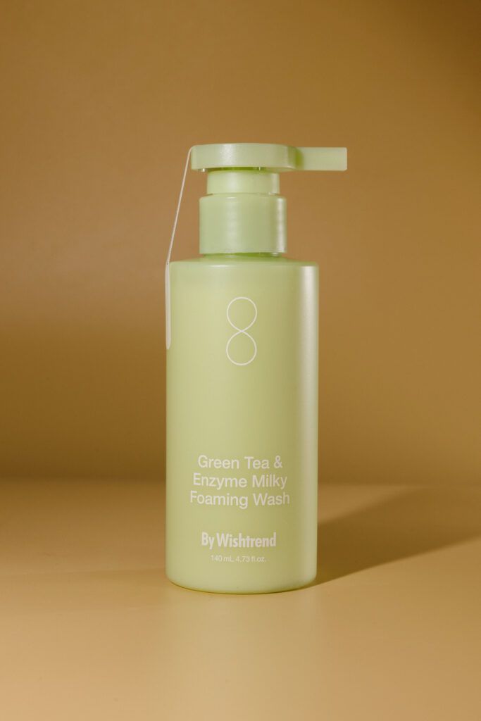 Молочная пенка для умывания с зеленым чаем и энзимами BY WISHTREND Green Tea & Enzyme Milky Foaming Wash 140ml 